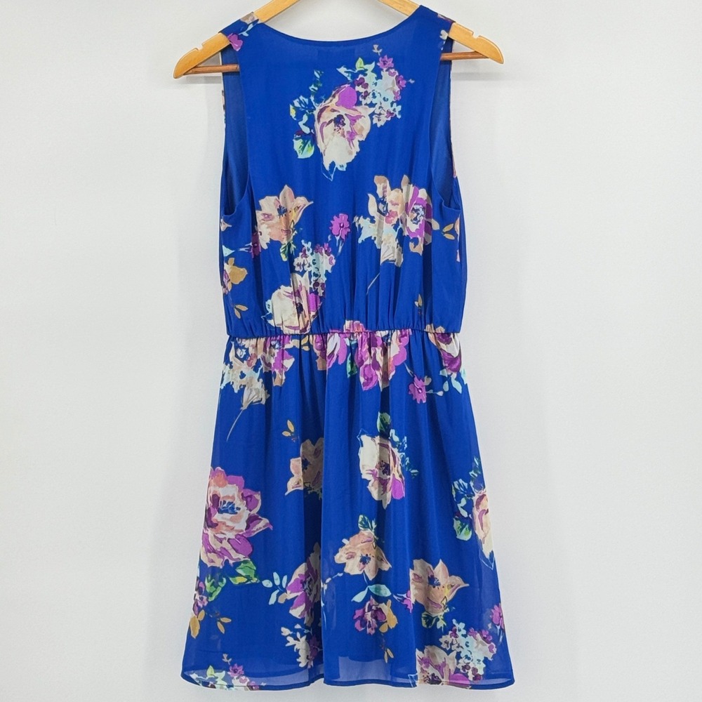 Everly Royal Floral Wrap Front Dress Blue Chiffon Sleeveless Mini Size Medium - Picture 2 of 5